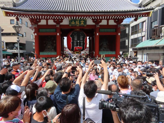 是演唱会吗？偶像出身的政客竞选活动造成浅草寺雷门外混乱，引争议休闲区蓝鸢梦想 - Www.slyday.coM