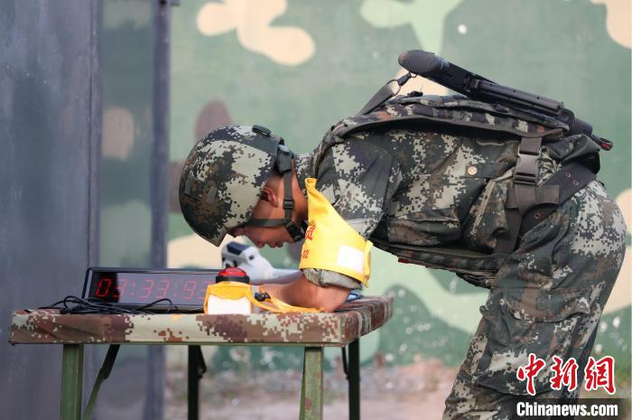 高温锻造“利刃” 直击重庆武警特战侦察比武现场休闲区蓝鸢梦想 - Www.slyday.coM