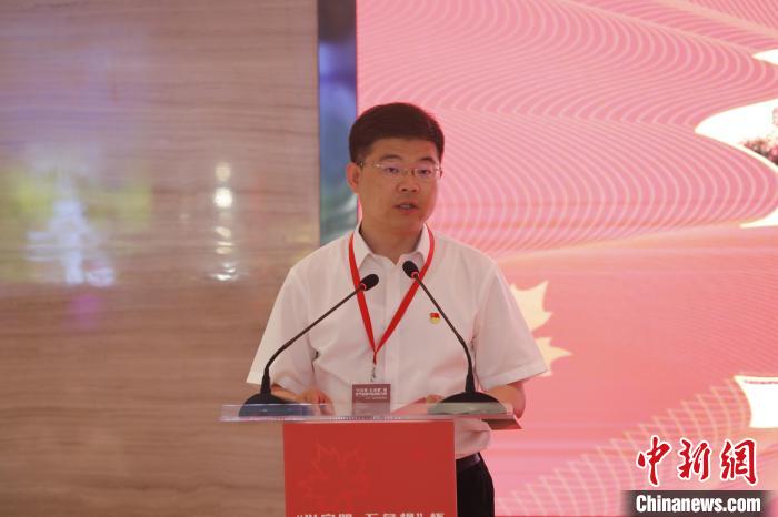 图为兴安盟委宣传部部长秦化真推介兴安盟五角枫景观. 毕力格 摄