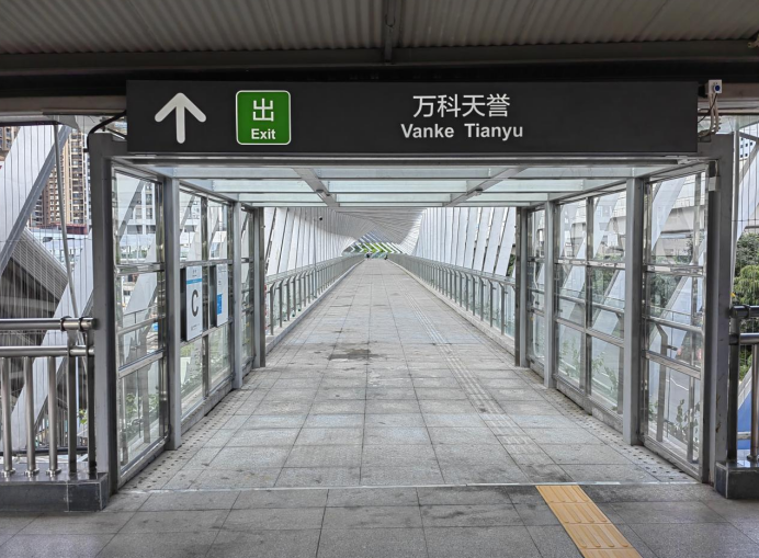 龙城吉祥地铁站连廊投入使用