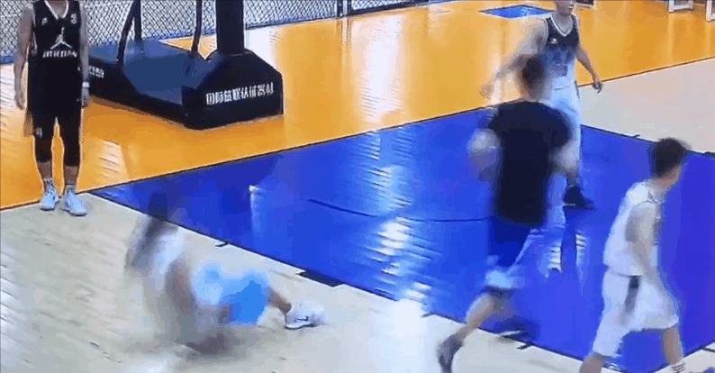 男子突然倒地，被球友救回！之后大家才知道……休闲区蓝鸢梦想 - Www.slyday.coM