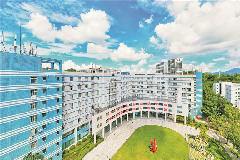 深职院西丽湖校区.学生在实训课上动手操作.