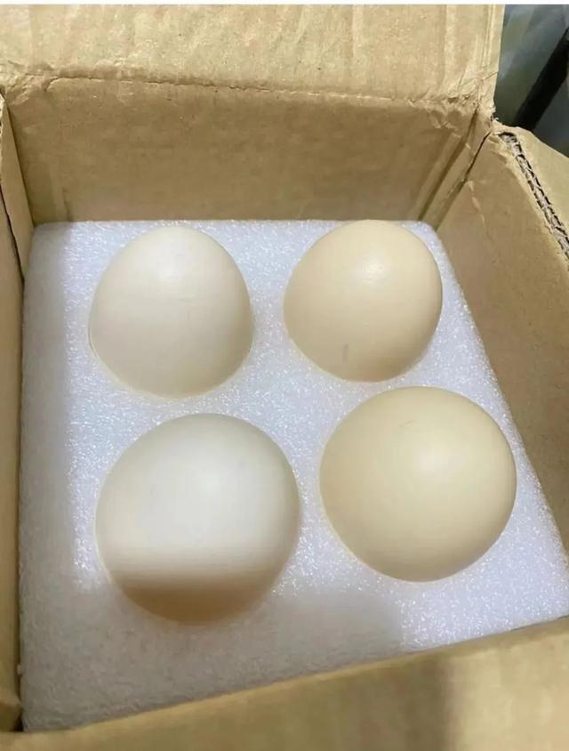 有用户展示自己通过回收快递包装领取的鸡蛋