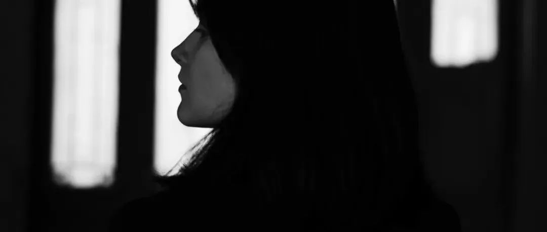 湖南3岁孩子坠楼事件反转，真相令人胆寒：那个病了的孩子，是父母亲手下的药……休闲区蓝鸢梦想 - Www.slyday.coM