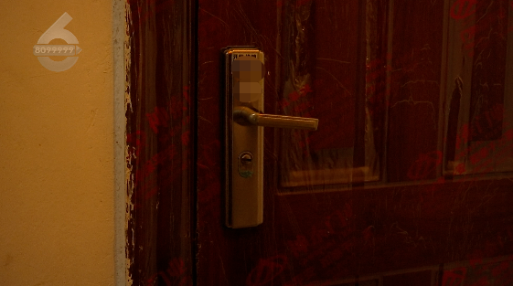 吓一跳！男子拿自家的钥匙进了邻居家，双方都不淡定了休闲区蓝鸢梦想 - Www.slyday.coM