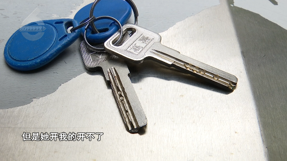 吓一跳！男子拿自家的钥匙进了邻居家，双方都不淡定了休闲区蓝鸢梦想 - Www.slyday.coM