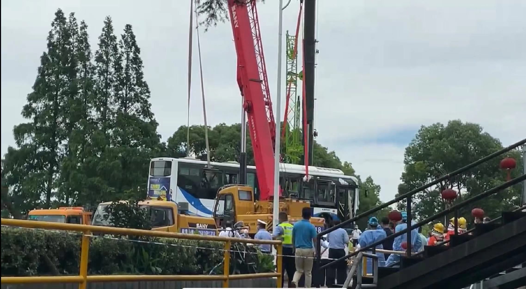 上海坠河公交已捞起，目击者：当时追着救人的也是公交司机休闲区蓝鸢梦想 - Www.slyday.coM