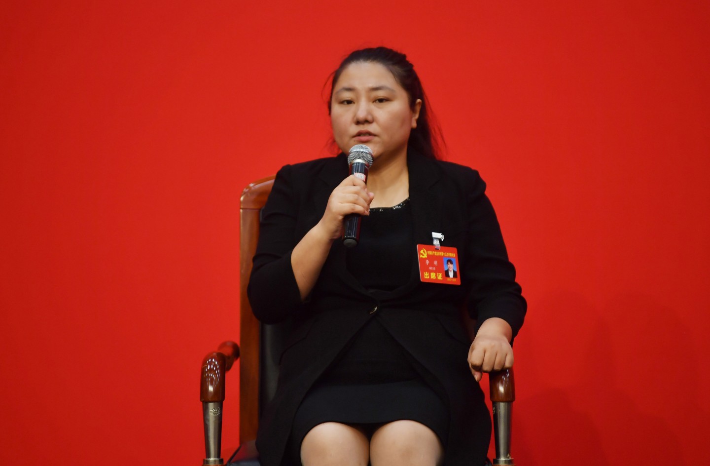 党代表,东城区环卫中心十所三八女子抽粪班班长李萌发言.