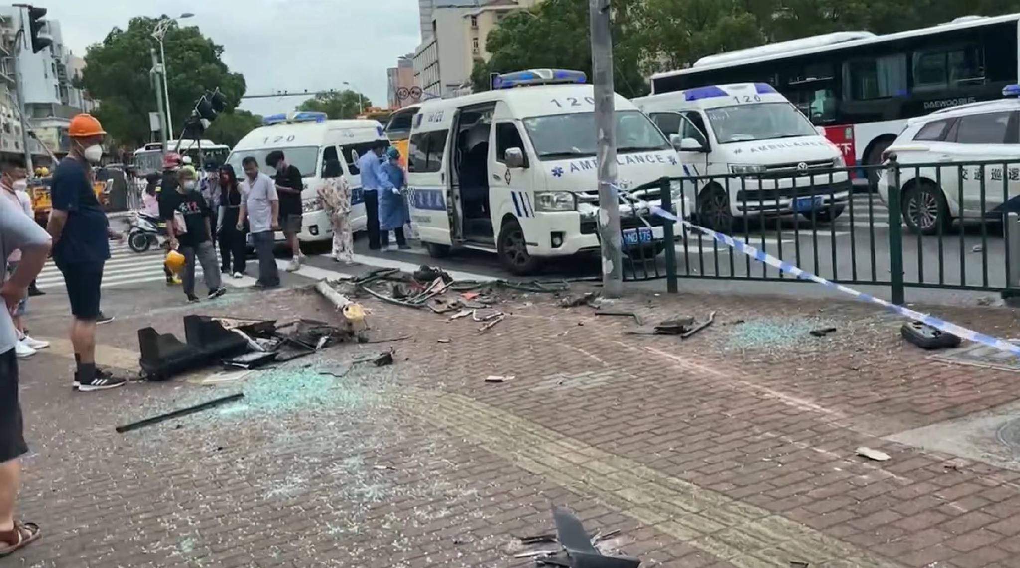 上海坠河公交已捞起，目击者：当时追着救人的也是公交司机休闲区蓝鸢梦想 - Www.slyday.coM