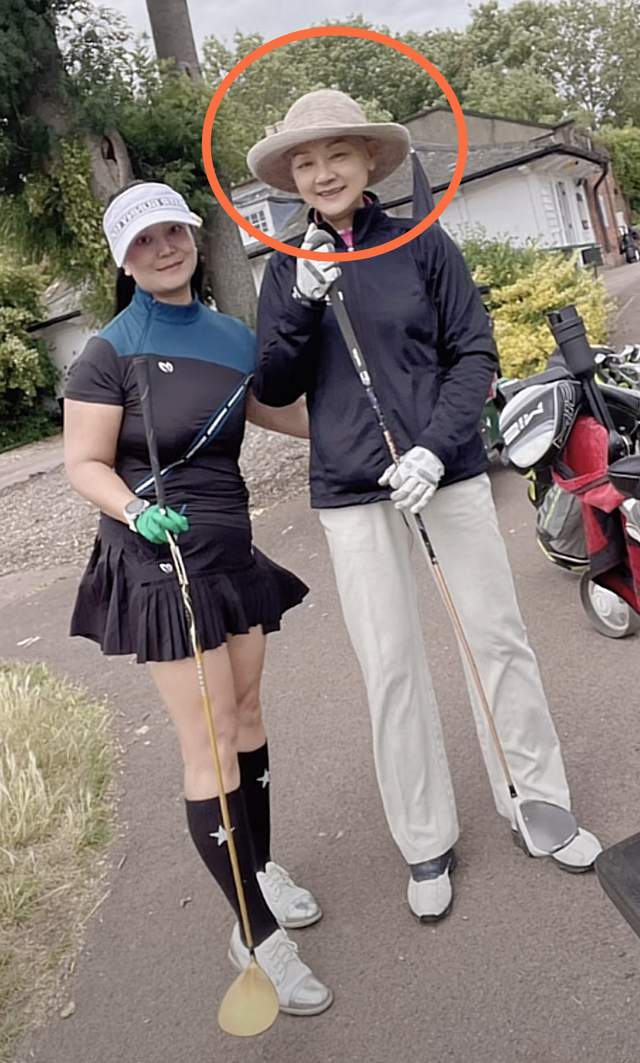 74岁知名歌手叶丽仪英国游玩！外出打球状态差，曾患癌症与三高休闲区蓝鸢梦想 - Www.slyday.coM