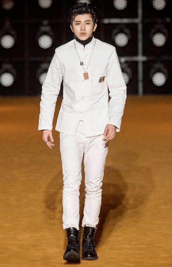 胡歌驼背像小老头,张子枫走路似老大爷,仪态差,颜值再高也白搭休闲区蓝鸢梦想 - Www.slyday.coM 胡歌驼背像小老头,张子枫走路似老大爷,仪态差,颜值再高也白搭休闲区蓝鸢梦想 - Www.slyday.coM