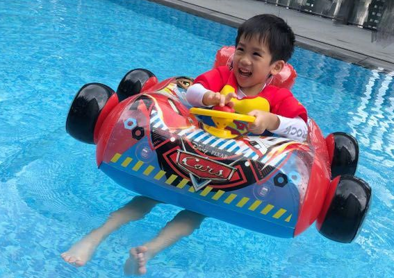 林志颖晒双胞胎儿子,6岁弟弟学游泳有模有样,豪华泳池惹人羡慕休闲区蓝鸢梦想 - Www.slyday.coM 林志颖晒双胞胎儿子,6岁弟弟学游泳有模有样,豪华泳池惹人羡慕休闲区蓝鸢梦想 - Www.slyday.coM