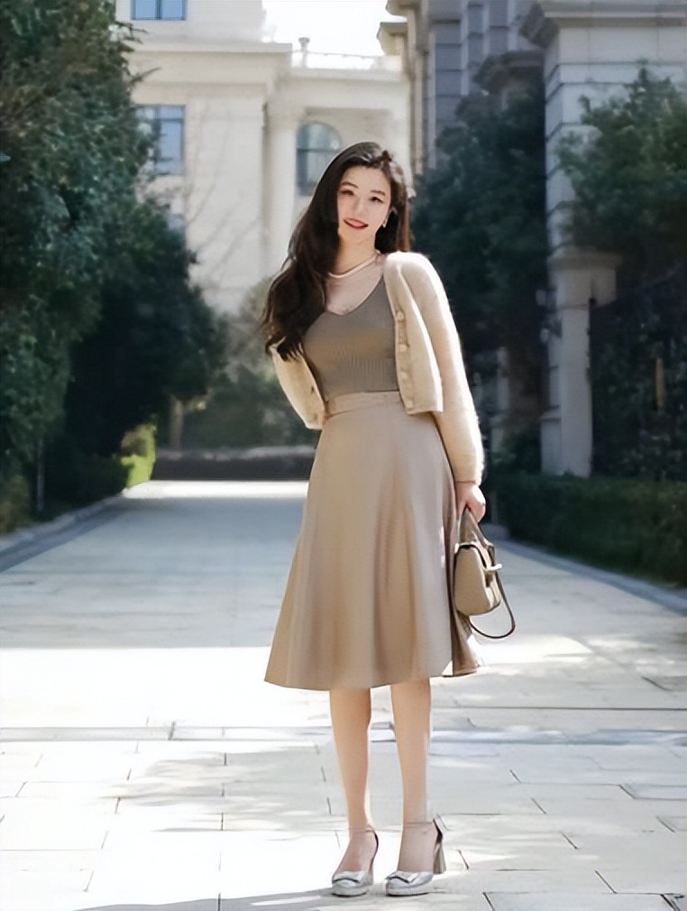 “梨形身材”的女人,夏天这样穿裙子,遮肉显瘦又显高级休闲区蓝鸢梦想 - Www.slyday.coM “梨形身材”的女人,夏天这样穿裙子,遮肉显瘦又显高级休闲区蓝鸢梦想 - Www.slyday.coM