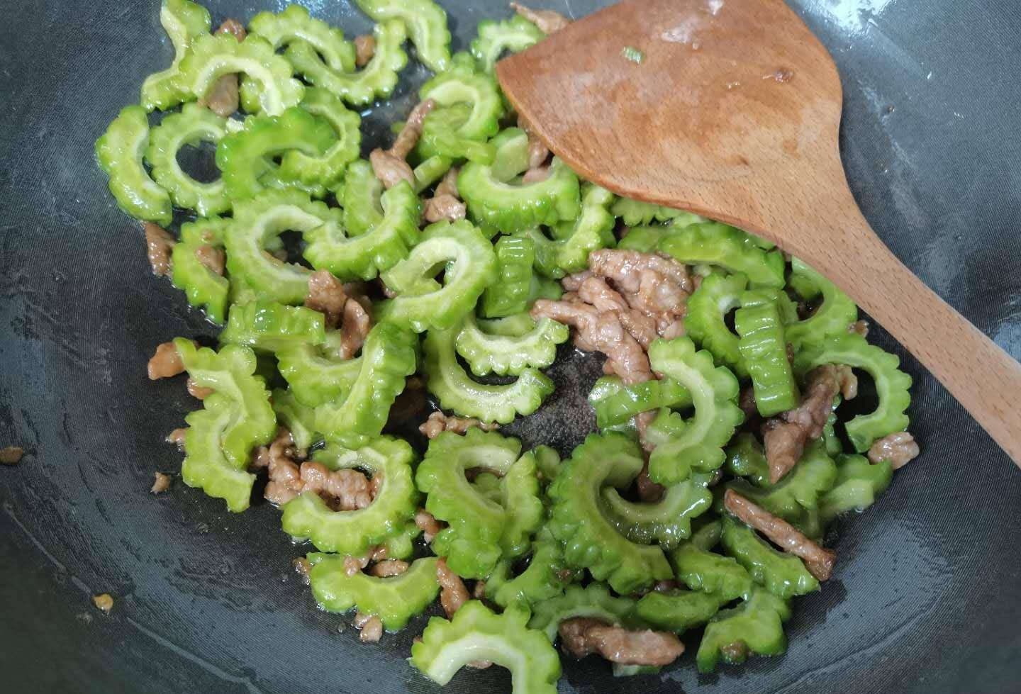 苦瓜这么做,原来这么好吃,清热消暑,清脆翠绿还不苦,太香了休闲区蓝鸢梦想 - Www.slyday.coM 苦瓜这么做,原来这么好吃,清热消暑,清脆翠绿还不苦,太香了休闲区蓝鸢梦想 - Www.slyday.coM