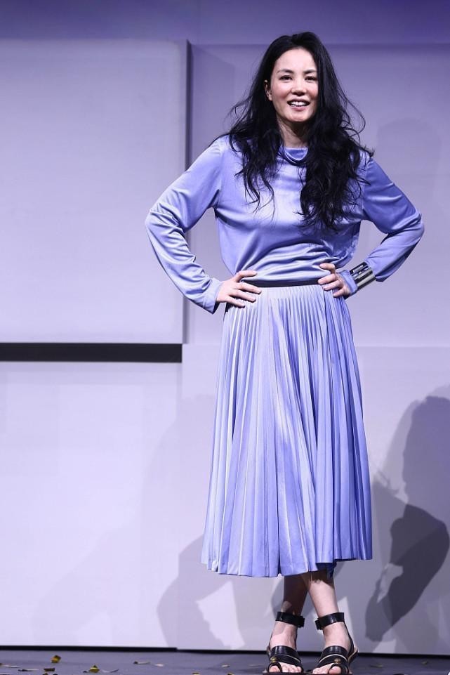 王菲穿衣真挺随性，印花裙配喇叭袖复古时髦，宽松也藏不住身材休闲区蓝鸢梦想 - Www.slyday.coM