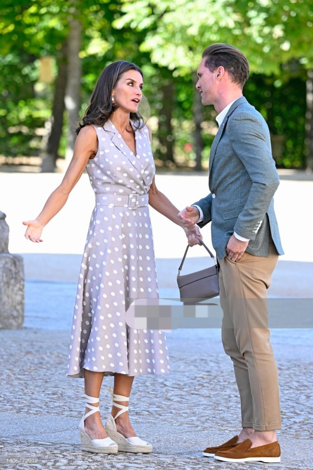 第一夫人们大合影卢森堡首相的同性恋丈夫太帅抢了夫人们风头