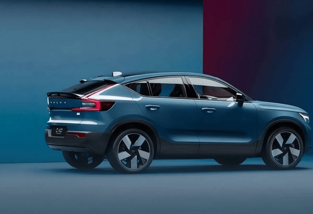 另外沃尔沃全新纯电c40与xc40纯电(配置|询价)版尺寸大体相同,轴距也