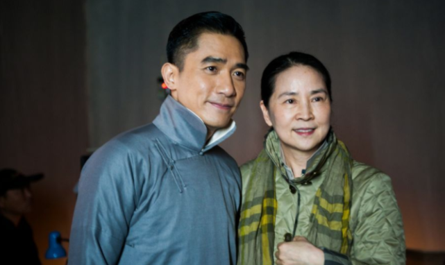 被“林凤娇”惊艳到了,穿衣低调却时髦,与林青霞同框气质也不输休闲区蓝鸢梦想 - Www.slyday.coM 被“林凤娇”惊艳到了,穿衣低调却时髦,与林青霞同框气质也不输休闲区蓝鸢梦想 - Www.slyday.coM