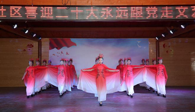 模特舞蹈《共和国走向未来》,小合唱《飘落》,扇子舞《红梅赞》