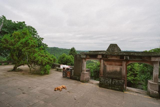 成都周边有一个非常有趣的寺庙，藏在洞穴下，不说你肯定不知道休闲区蓝鸢梦想 - Www.slyday.coM