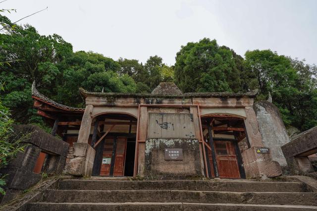 成都周边有一个非常有趣的寺庙，藏在洞穴下，不说你肯定不知道休闲区蓝鸢梦想 - Www.slyday.coM