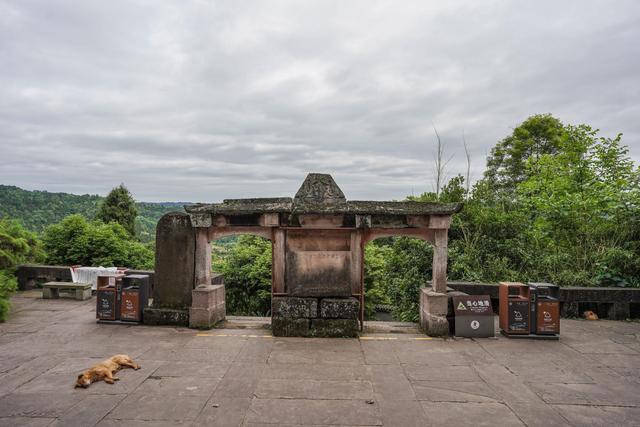 成都周边有一个非常有趣的寺庙，藏在洞穴下，不说你肯定不知道休闲区蓝鸢梦想 - Www.slyday.coM