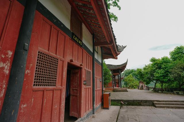 成都周边有一个非常有趣的寺庙，藏在洞穴下，不说你肯定不知道休闲区蓝鸢梦想 - Www.slyday.coM