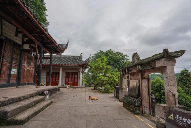 成都周边有一个非常有趣的寺庙，藏在洞穴下，不说你肯定不知道休闲区蓝鸢梦想 - Www.slyday.coM