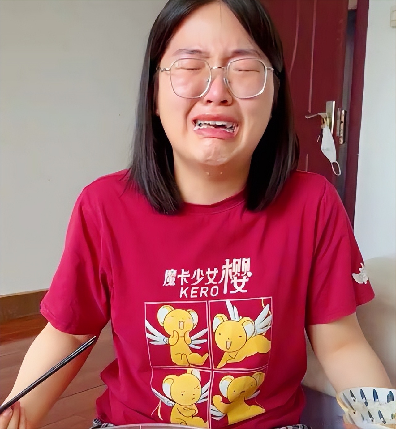 专业没选好，两年被裁3次，女生边吃边哭休闲区蓝鸢梦想 - Www.slyday.coM