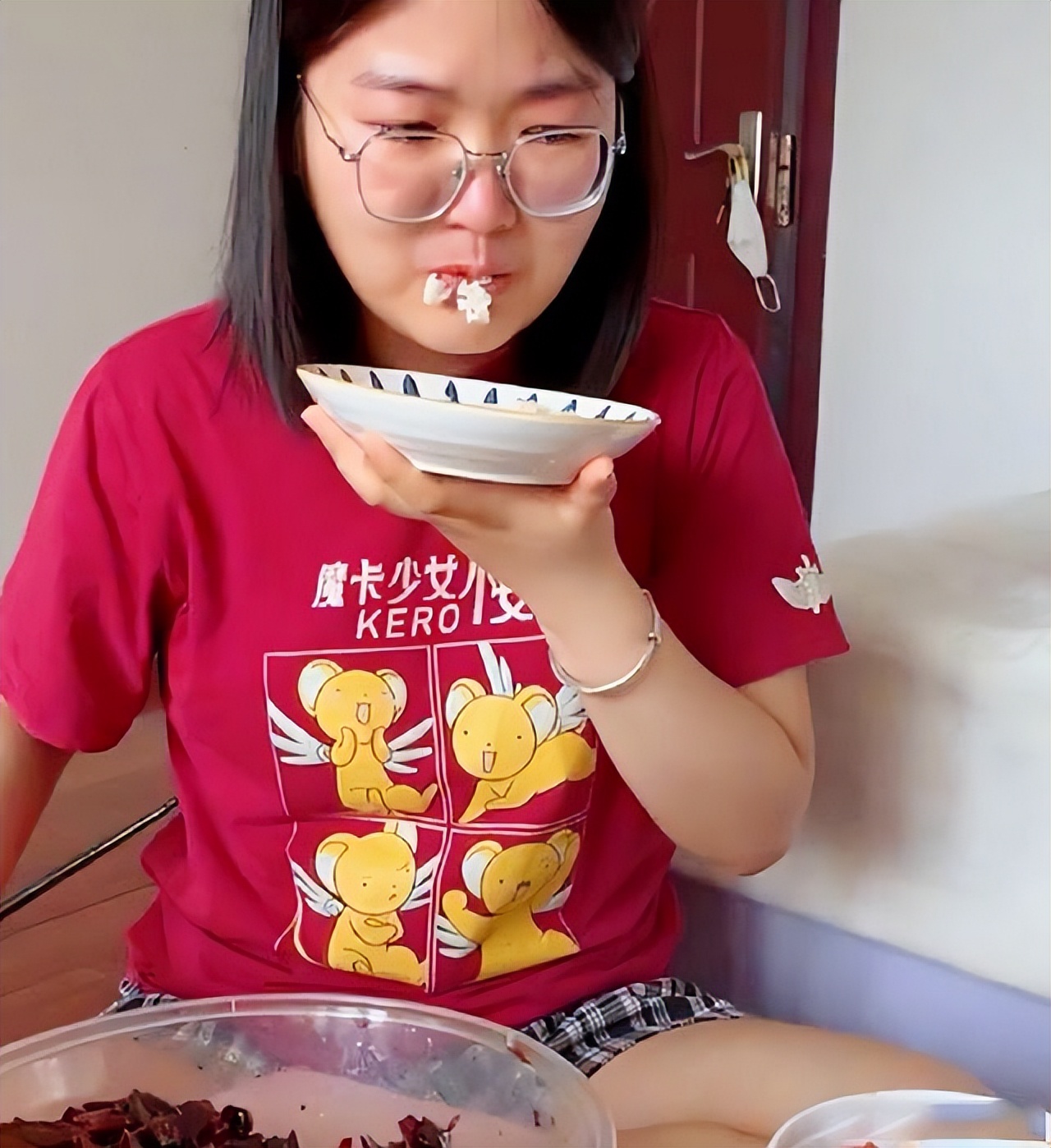 专业没选好，两年被裁3次，女生边吃边哭休闲区蓝鸢梦想 - Www.slyday.coM