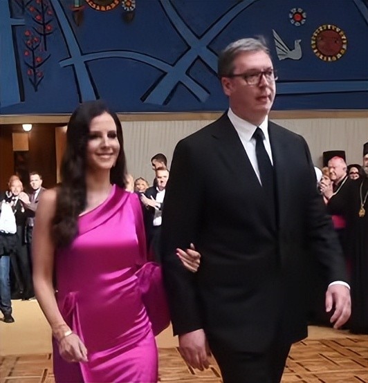 武契奇罕见带娇妻亮相!41岁第一夫人穿斜肩紫裙好美,明星脸吸睛