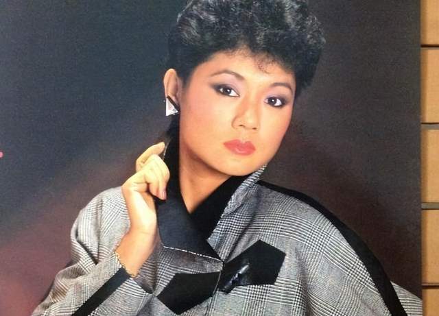 74岁知名歌手叶丽仪英国游玩！外出打球状态差，曾患癌症与三高休闲区蓝鸢梦想 - Www.slyday.coM