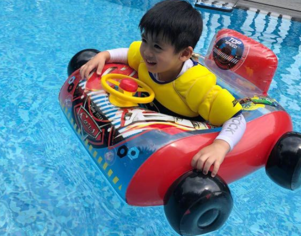 林志颖晒双胞胎儿子,6岁弟弟学游泳有模有样,豪华泳池惹人羡慕休闲区蓝鸢梦想 - Www.slyday.coM 林志颖晒双胞胎儿子,6岁弟弟学游泳有模有样,豪华泳池惹人羡慕休闲区蓝鸢梦想 - Www.slyday.coM