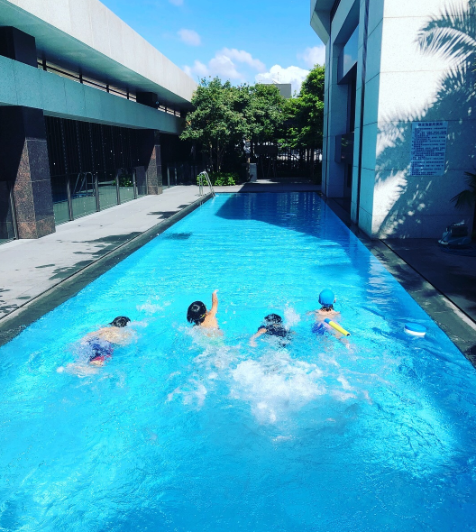 林志颖晒双胞胎儿子,6岁弟弟学游泳有模有样,豪华泳池惹人羡慕休闲区蓝鸢梦想 - Www.slyday.coM 林志颖晒双胞胎儿子,6岁弟弟学游泳有模有样,豪华泳池惹人羡慕休闲区蓝鸢梦想 - Www.slyday.coM