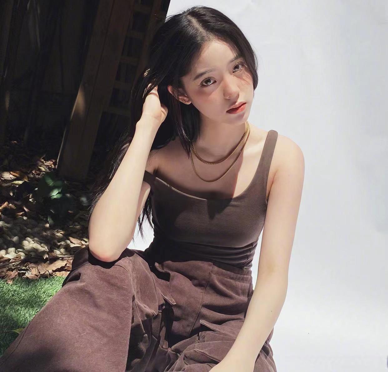 欧阳娜娜分享夏日写真，穿衣搭配惹争议，评论区内容扎心了休闲区蓝鸢梦想 - Www.slyday.coM