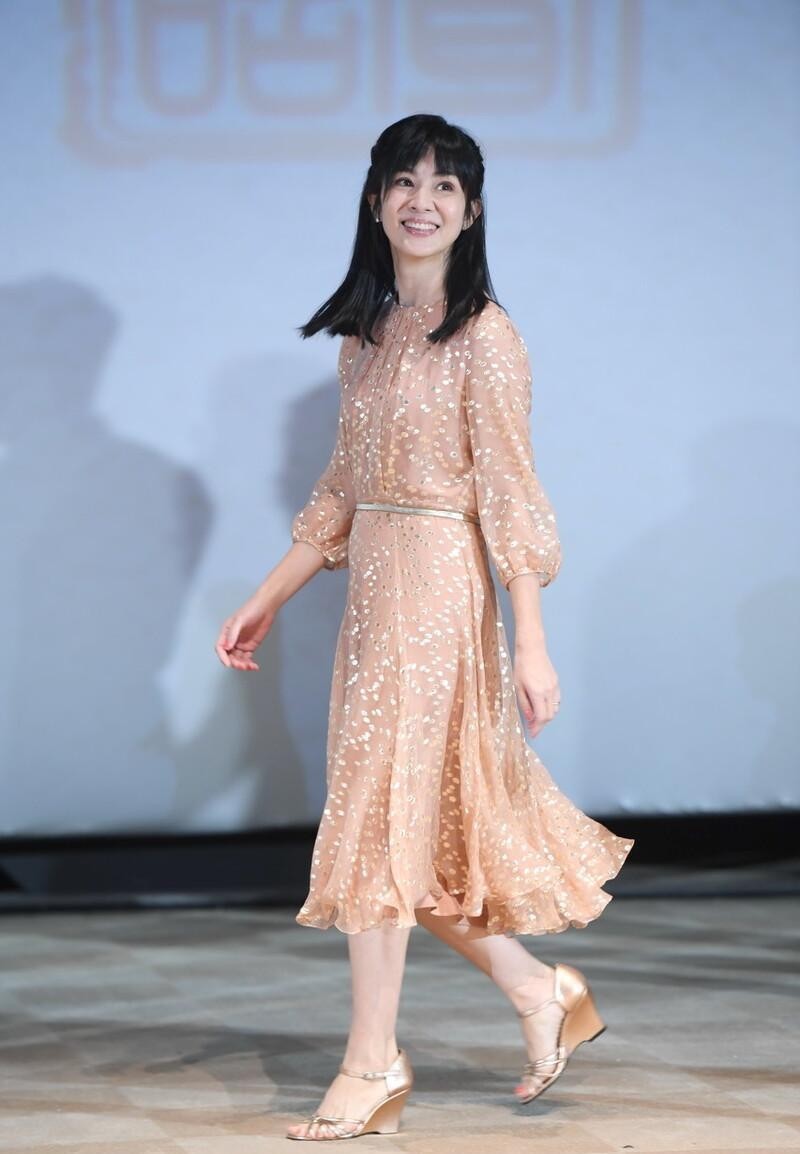 杨采妮有中年人的气质了，穿棕红色长裙优雅知性，短发显得挺大气休闲区蓝鸢梦想 - Www.slyday.coM