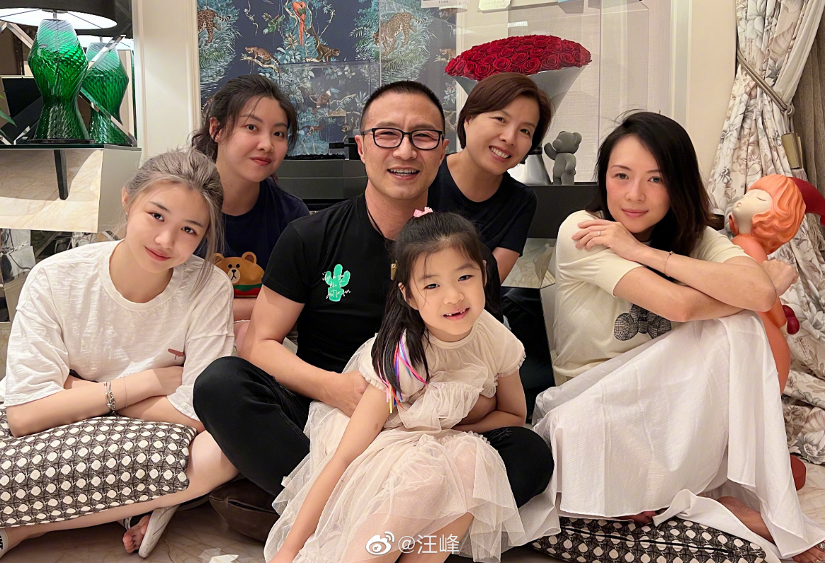 汪峰与妻女庆51岁生日，章子怡酒后脸颊微红，两个女儿更漂亮了