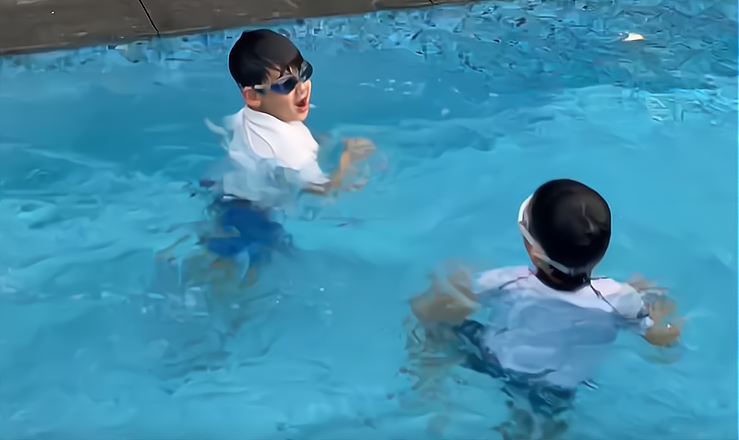 林志颖晒双胞胎儿子,6岁弟弟学游泳有模有样,豪华泳池惹人羡慕休闲区蓝鸢梦想 - Www.slyday.coM 林志颖晒双胞胎儿子,6岁弟弟学游泳有模有样,豪华泳池惹人羡慕休闲区蓝鸢梦想 - Www.slyday.coM