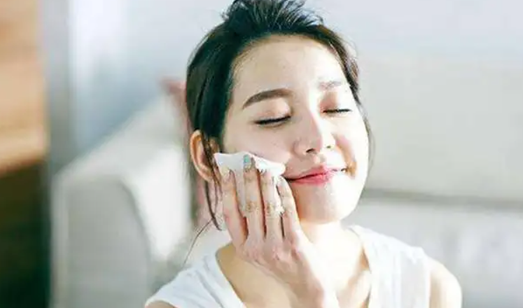 化妆水真的是鸡肋吗？原来很多人都用错了，难怪用大牌也是浪费休闲区蓝鸢梦想 - Www.slyday.coM