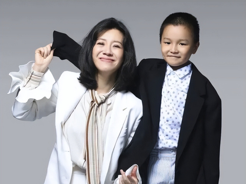 刘琳带儿子拍大片,母子俩穿西装一个飒爽一个搞怪,儿子太可爱了