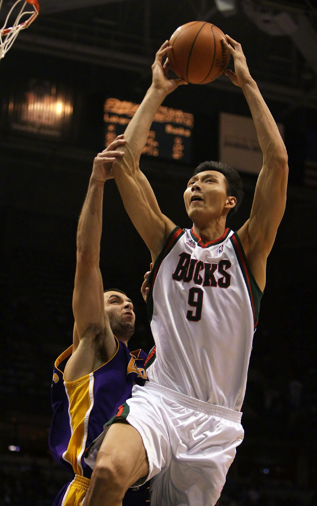 十五年前的今天易建联在首轮第六顺位被雄鹿选中