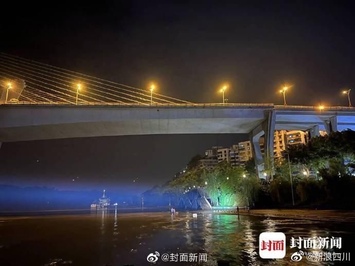 祖孙俩江边玩耍落水 外公被救起5岁男童仍在搜救之中休闲区蓝鸢梦想 - Www.slyday.coM