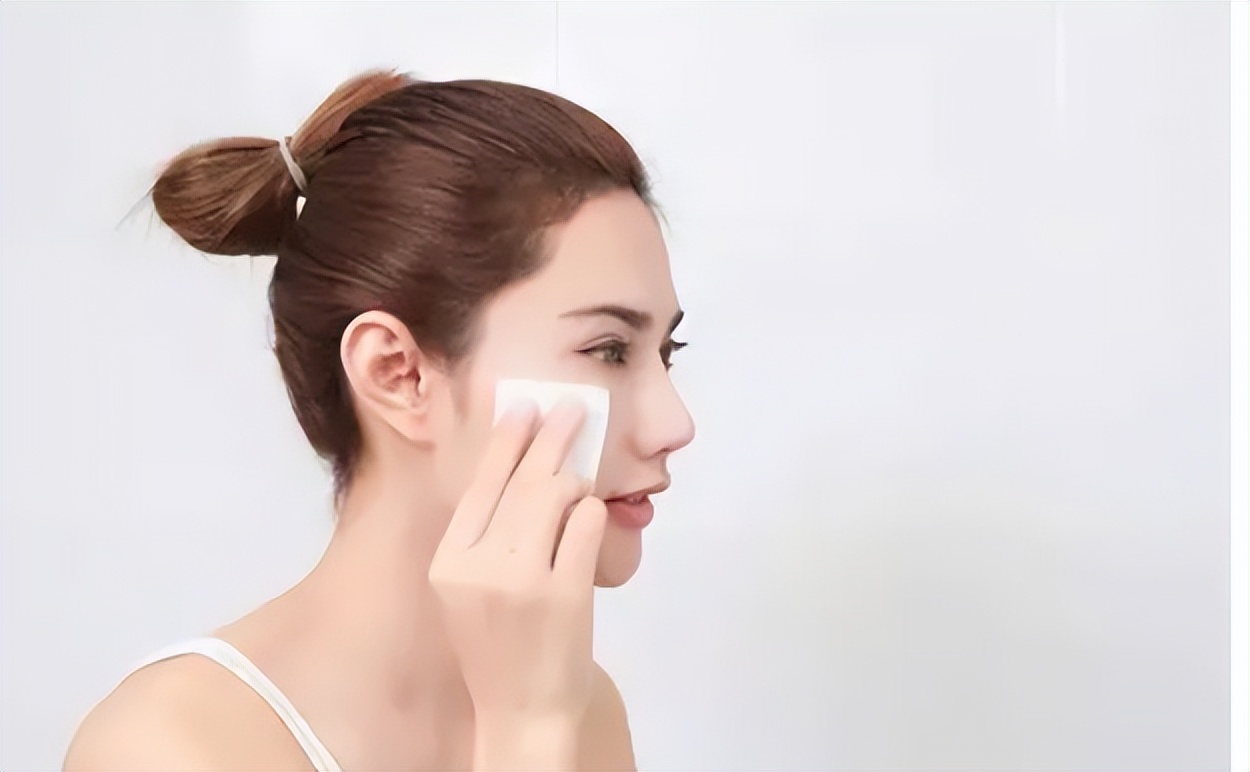 化妆水真的是鸡肋吗？原来很多人都用错了，难怪用大牌也是浪费休闲区蓝鸢梦想 - Www.slyday.coM