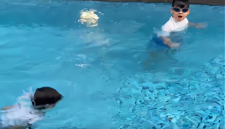 林志颖晒双胞胎儿子,6岁弟弟学游泳有模有样,豪华泳池惹人羡慕休闲区蓝鸢梦想 - Www.slyday.coM 林志颖晒双胞胎儿子,6岁弟弟学游泳有模有样,豪华泳池惹人羡慕休闲区蓝鸢梦想 - Www.slyday.coM