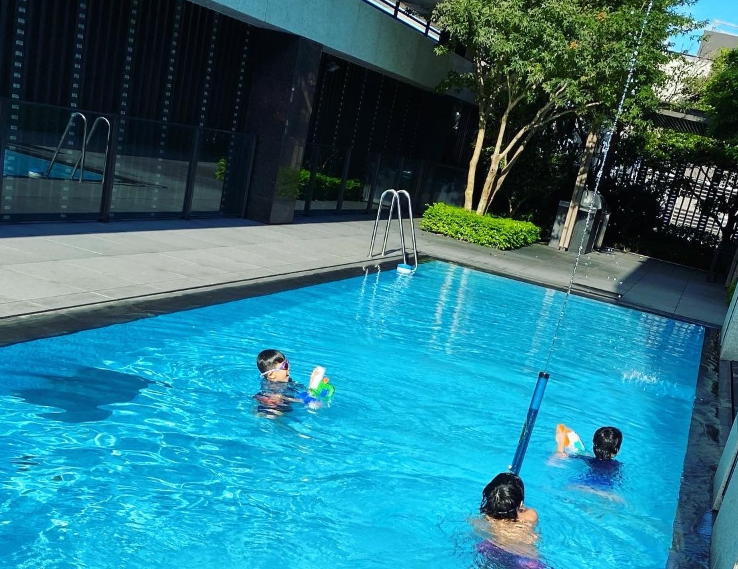 林志颖晒双胞胎儿子,6岁弟弟学游泳有模有样,豪华泳池惹人羡慕休闲区蓝鸢梦想 - Www.slyday.coM 林志颖晒双胞胎儿子,6岁弟弟学游泳有模有样,豪华泳池惹人羡慕休闲区蓝鸢梦想 - Www.slyday.coM