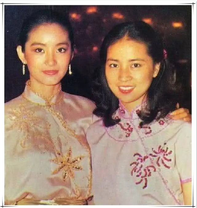 被“林凤娇”惊艳到了,穿衣低调却时髦,与林青霞同框气质也不输休闲区蓝鸢梦想 - Www.slyday.coM 被“林凤娇”惊艳到了,穿衣低调却时髦,与林青霞同框气质也不输休闲区蓝鸢梦想 - Www.slyday.coM