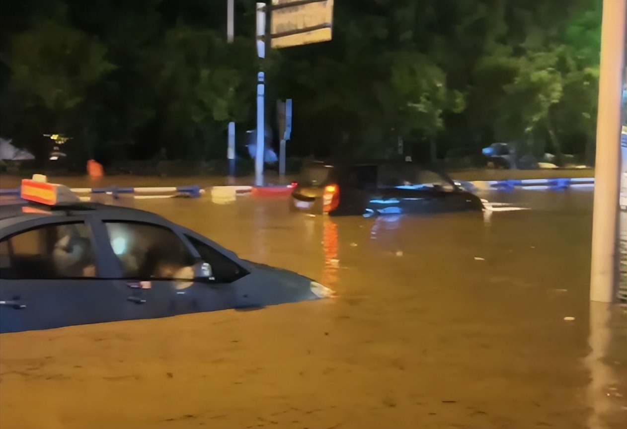 各地暴雨水泡车大量流入市场，真的很便宜但值得买吗？休闲区蓝鸢梦想 - Www.slyday.coM