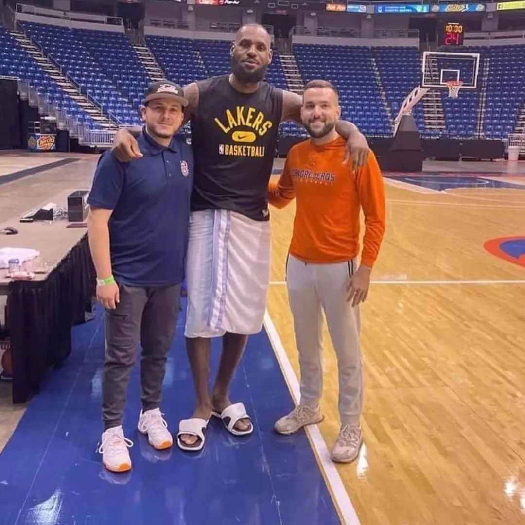 詹姆斯今天在波罗黎各训练与球迷合影