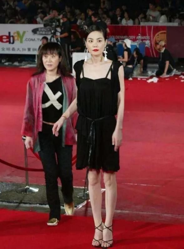 王菲穿衣真挺随性，印花裙配喇叭袖复古时髦，宽松也藏不住身材休闲区蓝鸢梦想 - Www.slyday.coM