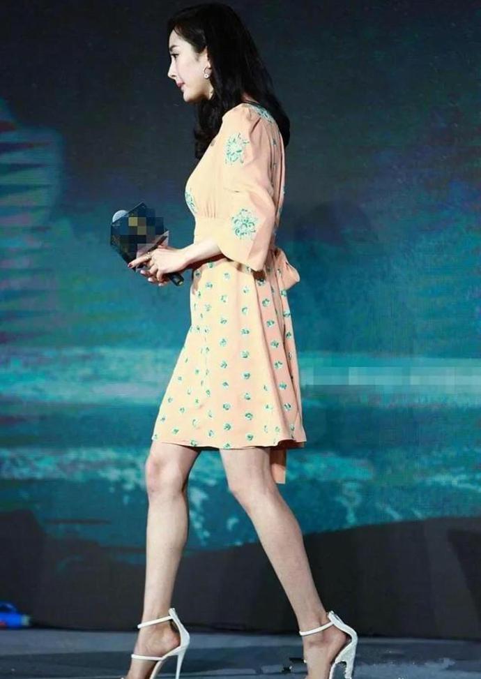 胡歌驼背像小老头,张子枫走路似老大爷,仪态差,颜值再高也白搭休闲区蓝鸢梦想 - Www.slyday.coM 胡歌驼背像小老头,张子枫走路似老大爷,仪态差,颜值再高也白搭休闲区蓝鸢梦想 - Www.slyday.coM